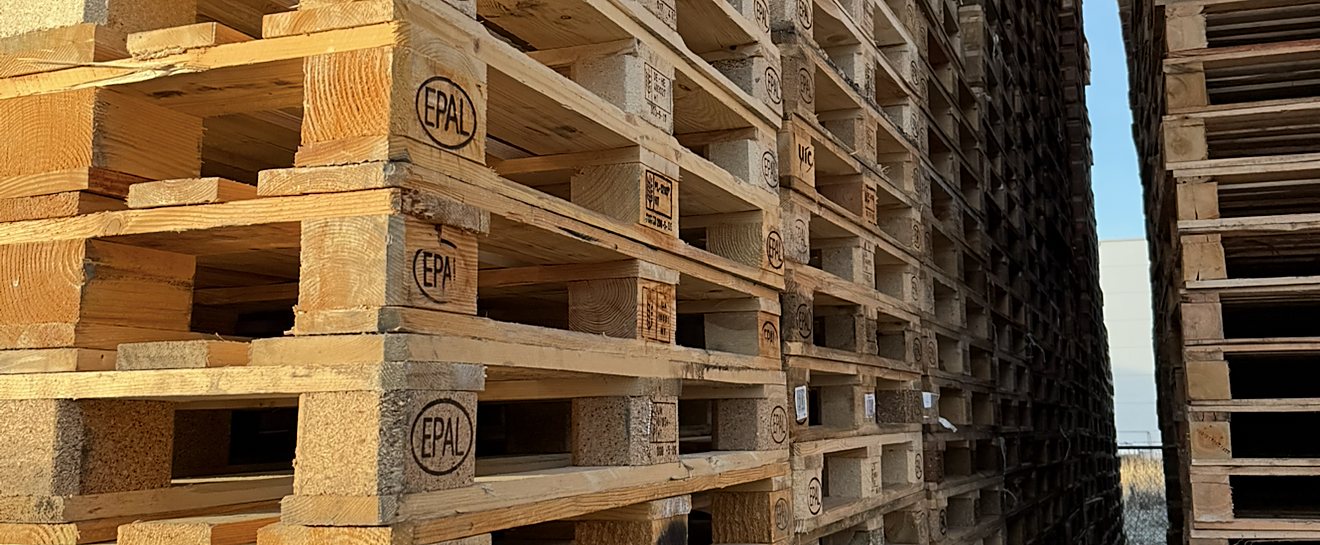 Torenhoge stapels EPAL europallets klaar voor levering op volume
