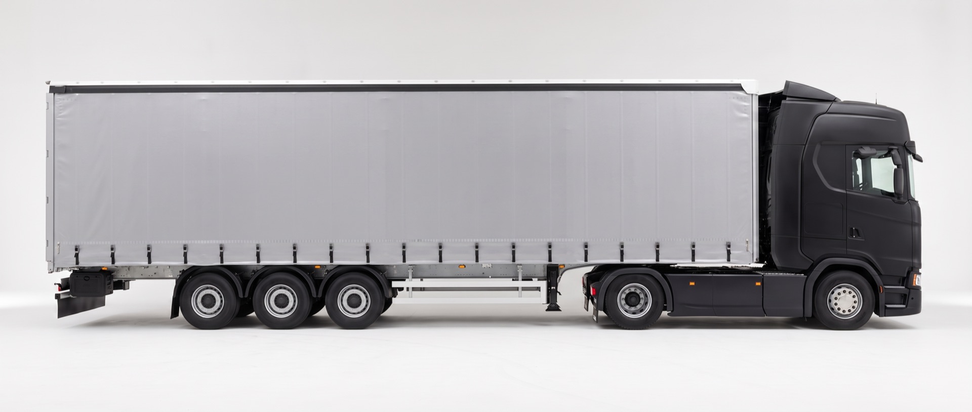 Trailer met gesloten zeil, klaar voor transport